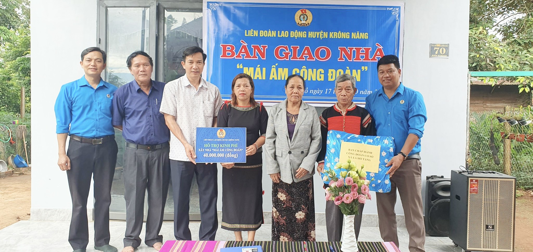 LĐLĐ huyện Krông Năng đã phối hợp Công đoàn cơ sở xã Ea Hồ vừa tổ chức bàn giao nhà "Mái ấm Công đoàn"